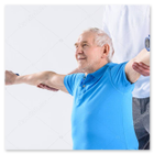 Mitarbeiter begleitet Aktivität mit Senior.