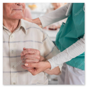 Mitarbeiterin begleitet Seniorin freundlich