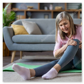 Bewegungsraum mit Stühlen und Gymnastikmaterial