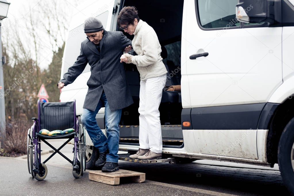 Fahrdienst bringt Seniorin zur Tagespflege