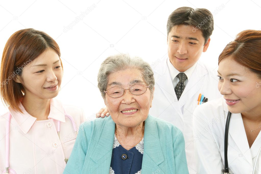 Seniorinnen und Senioren bei gemeinsamer Aktivität mit Betreuung