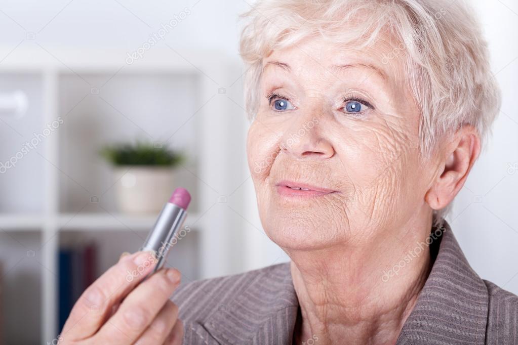 Senior wählt zwischen Aktivitäten mit Unterstützung.